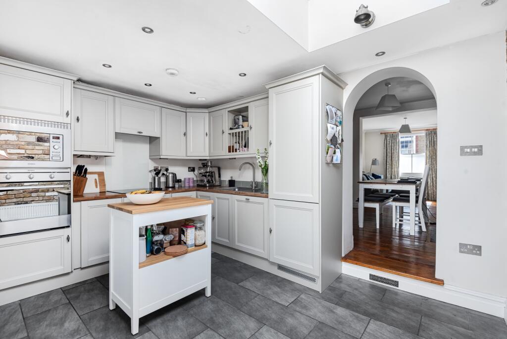 2 bed Mid Terraced House for rent in Greenwich. From John Payne - Greenwich