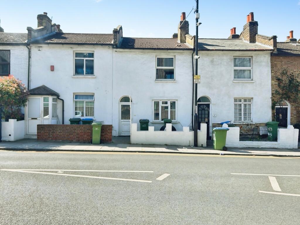 3 bed Mid Terraced House for rent in Greenwich. From John Payne - East Greenwich