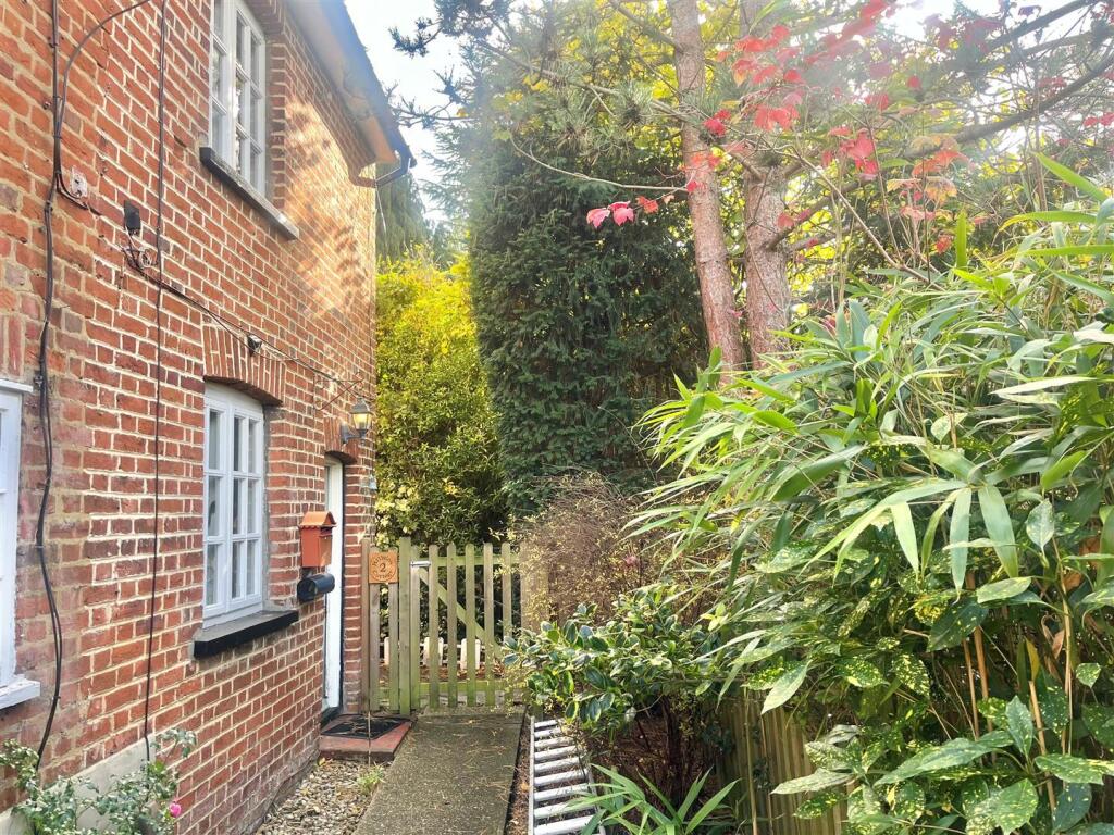 2 bed Cottage for rent in Chorleywood. From John Roberts and Co