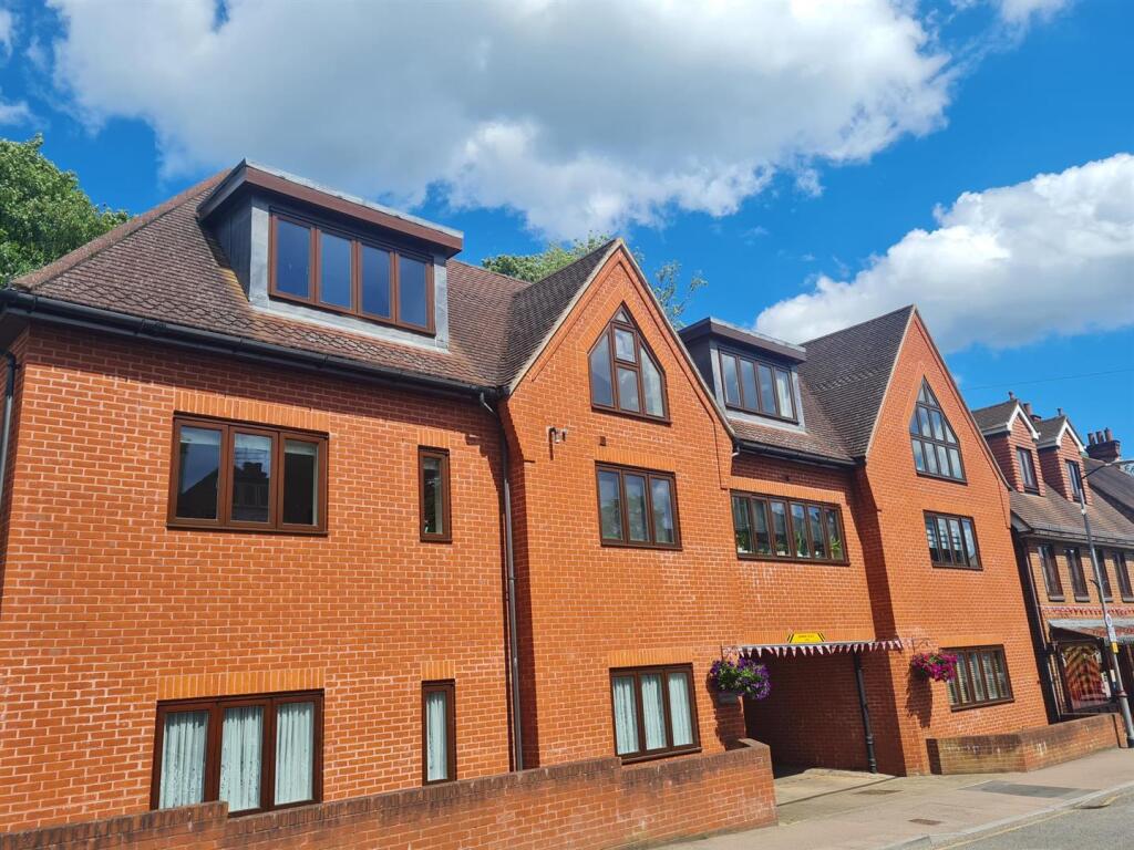 2 bed 1st Floor Flat for rent in Chorleywood. From John Roberts and Co 2 bed 1st Floor Flat for rent in Chorleywood. From John Roberts and Co