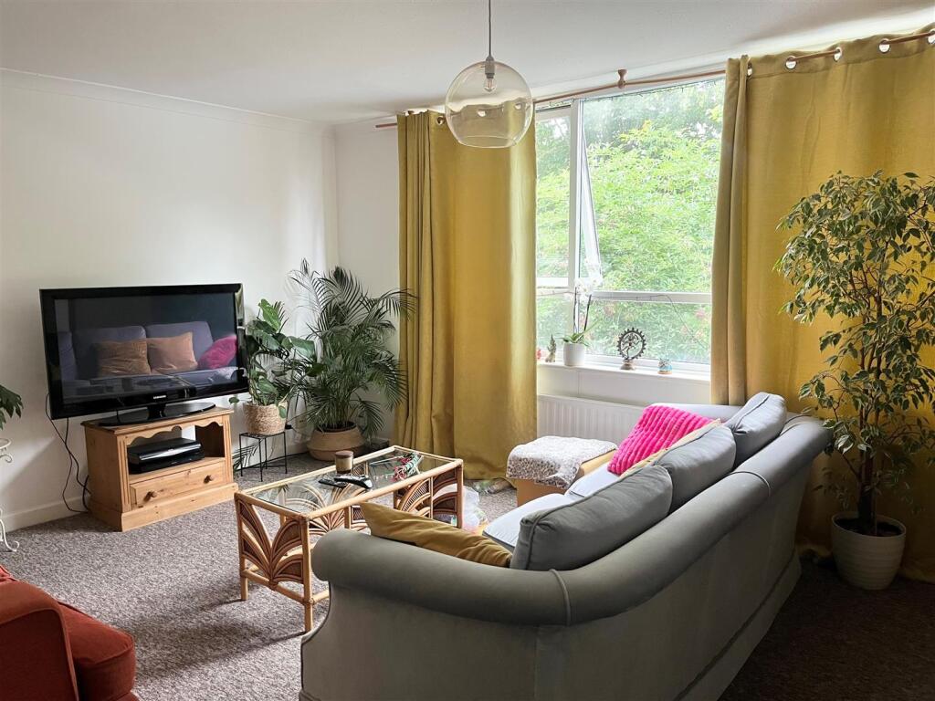 4 bed Mid Terraced House for rent in Rickmansworth. From John Roberts and Co