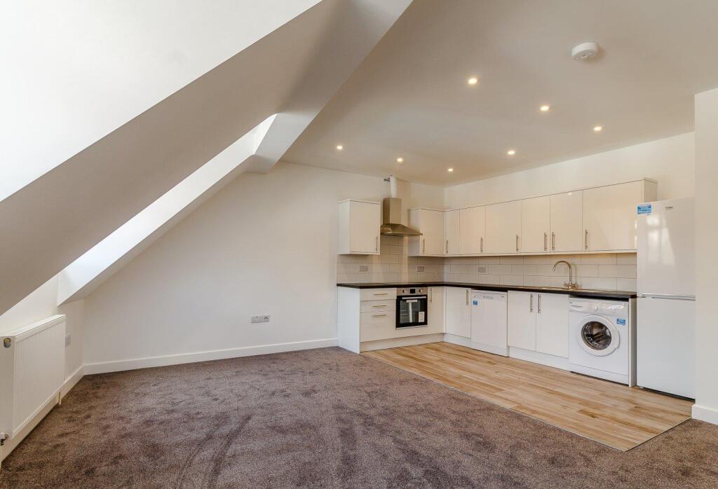 3 bed 1st Floor Flat for rent in Chorleywood. From John Roberts and Co