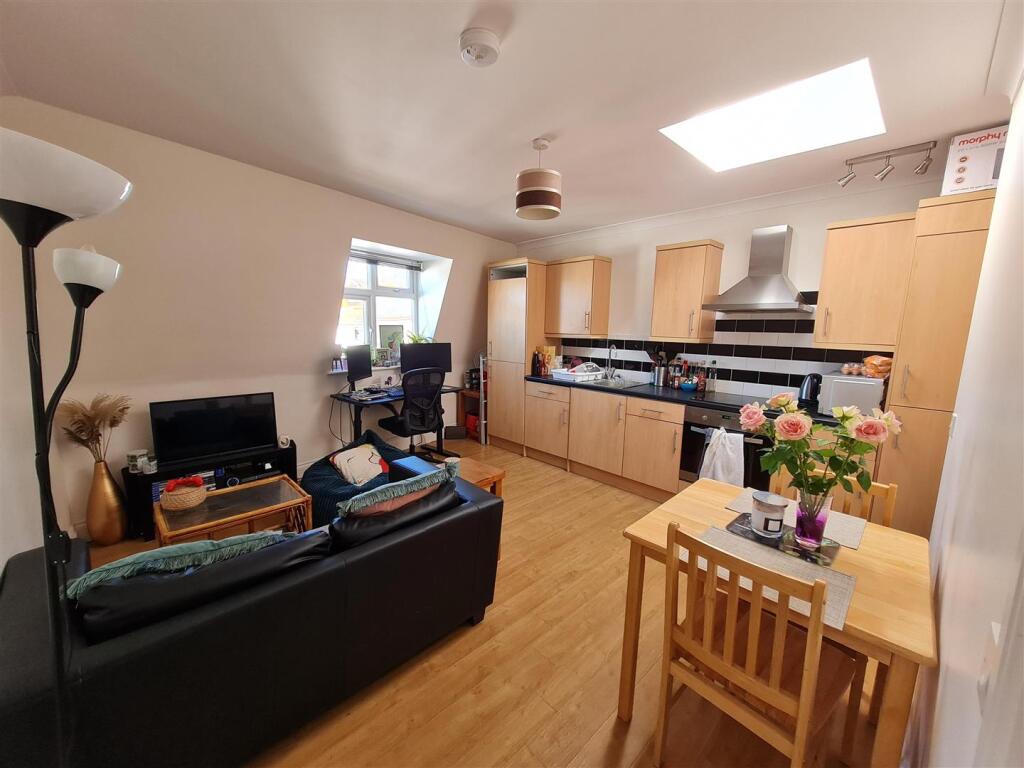 1 bed 1st Floor Flat for rent in Rickmansworth. From John Roberts and Co 1 bed 1st Floor Flat for rent in Rickmansworth. From John Roberts and Co