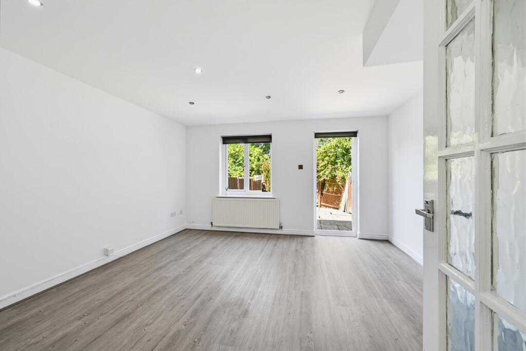 3 bed Mid Terraced House for rent in East Ham. From JOHNS&CO - Royal Wharf 3 bed Mid Terraced House for rent in East Ham. From JOHNS&CO - Royal Wharf