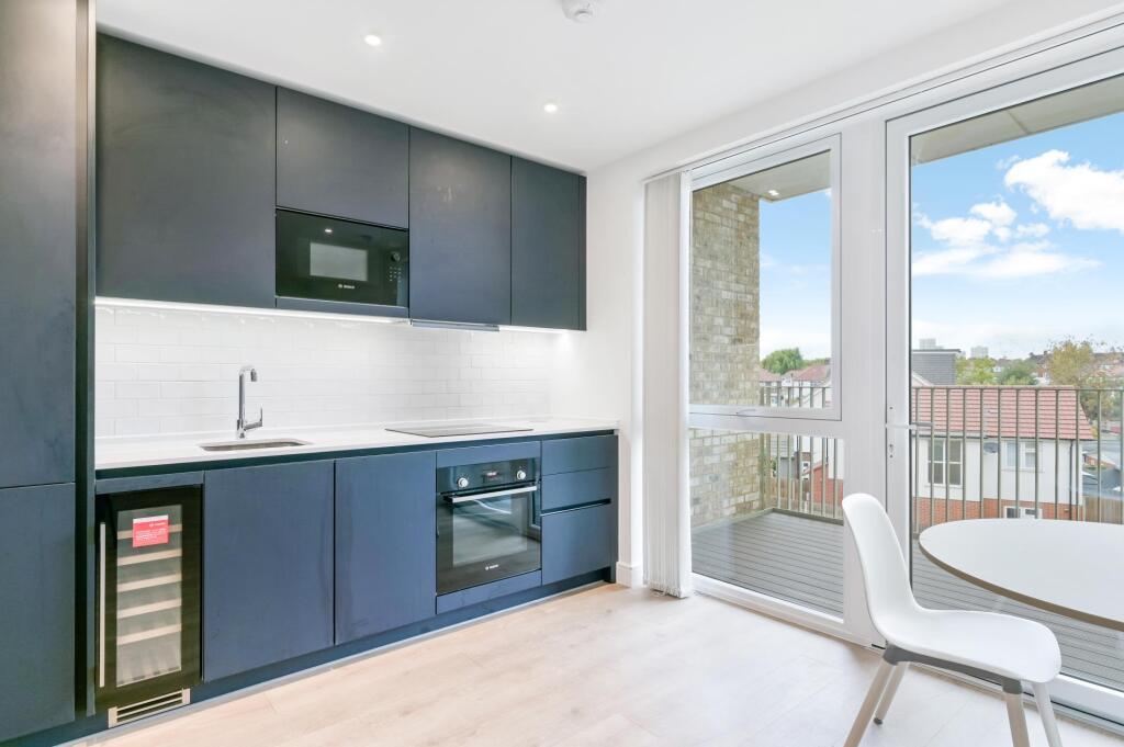 4 bed Apartment for rent in Wembley. From JOHNS&CO - West Hampstead