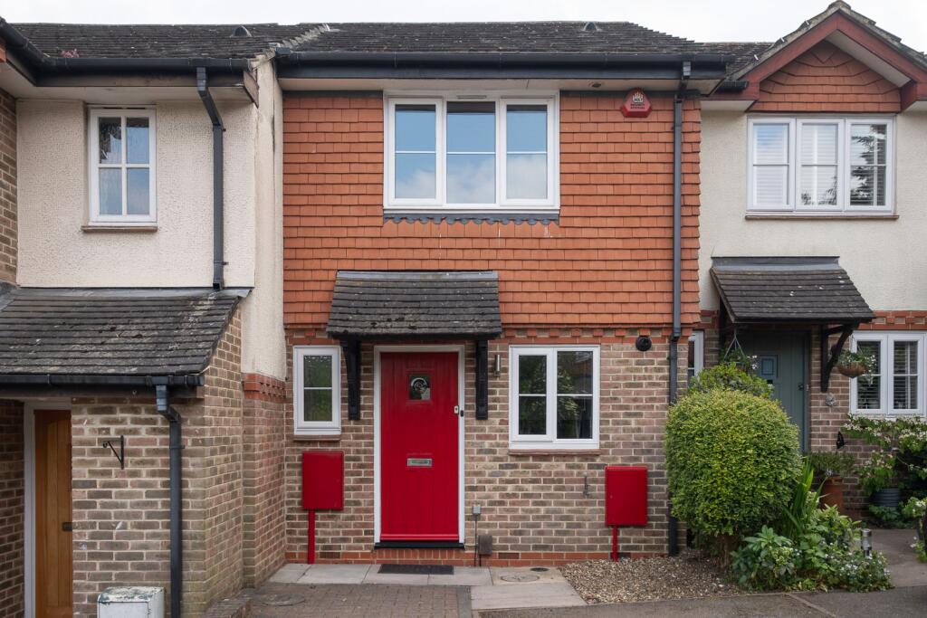 2 bed Mid Terraced House for rent in Banstead. From Kaybridge Residential - Stoneleigh