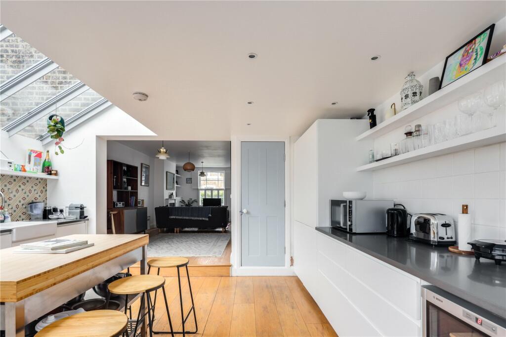 3 bed Mid Terraced House for rent in London. From Keatons - Shoreditch