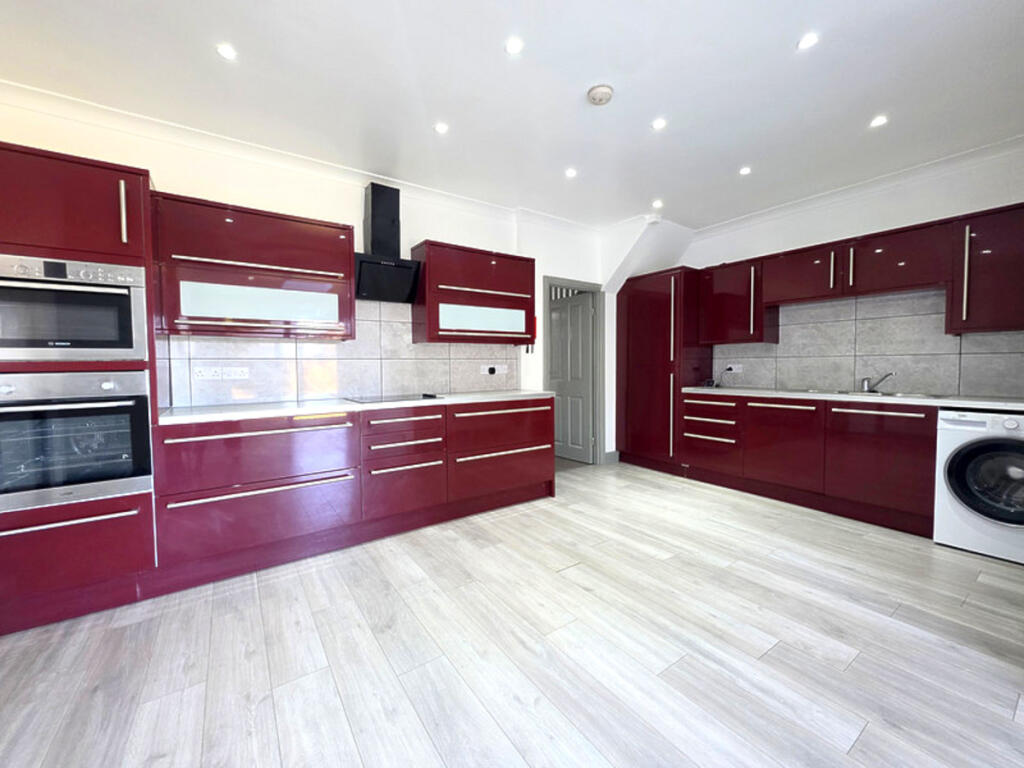 5 bed Semi Detached for rent in Keston Mark. From Keller Williams Advantage - Covering Kent and South East London 5 bed Semi Detached for rent in Keston Mark. From Keller Williams Advantage - Covering Kent and South East London