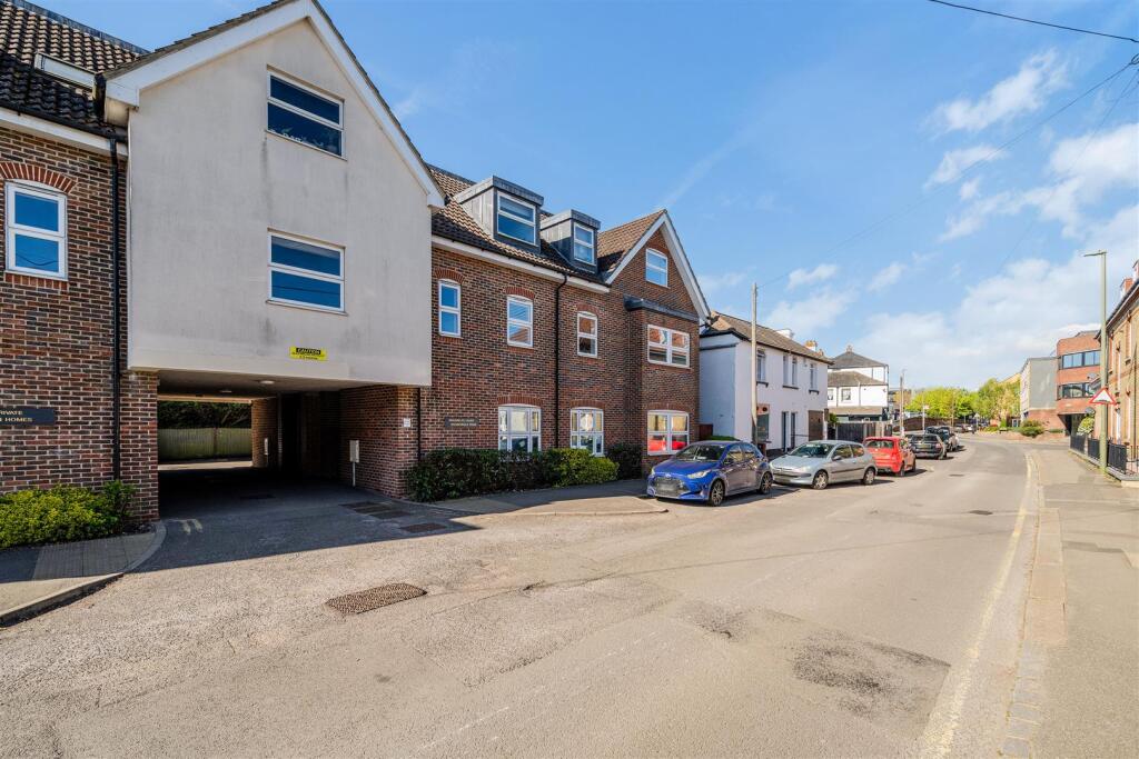 2 bed Apartment for rent in Reigate. From Kennedys - Tadworth- Sales