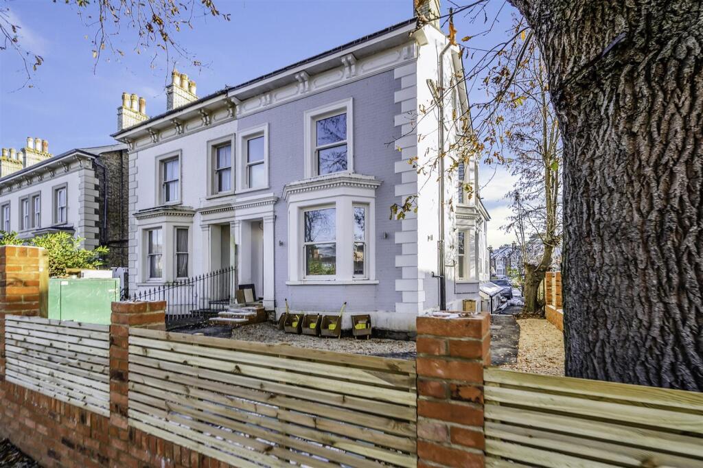 1 bed 1st Floor Flat for rent in Redhill. From Kennedys - Tadworth- Sales