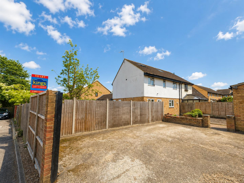 4 bed Studio for rent in Goff's Oak. From Kings Group - Cheshunt