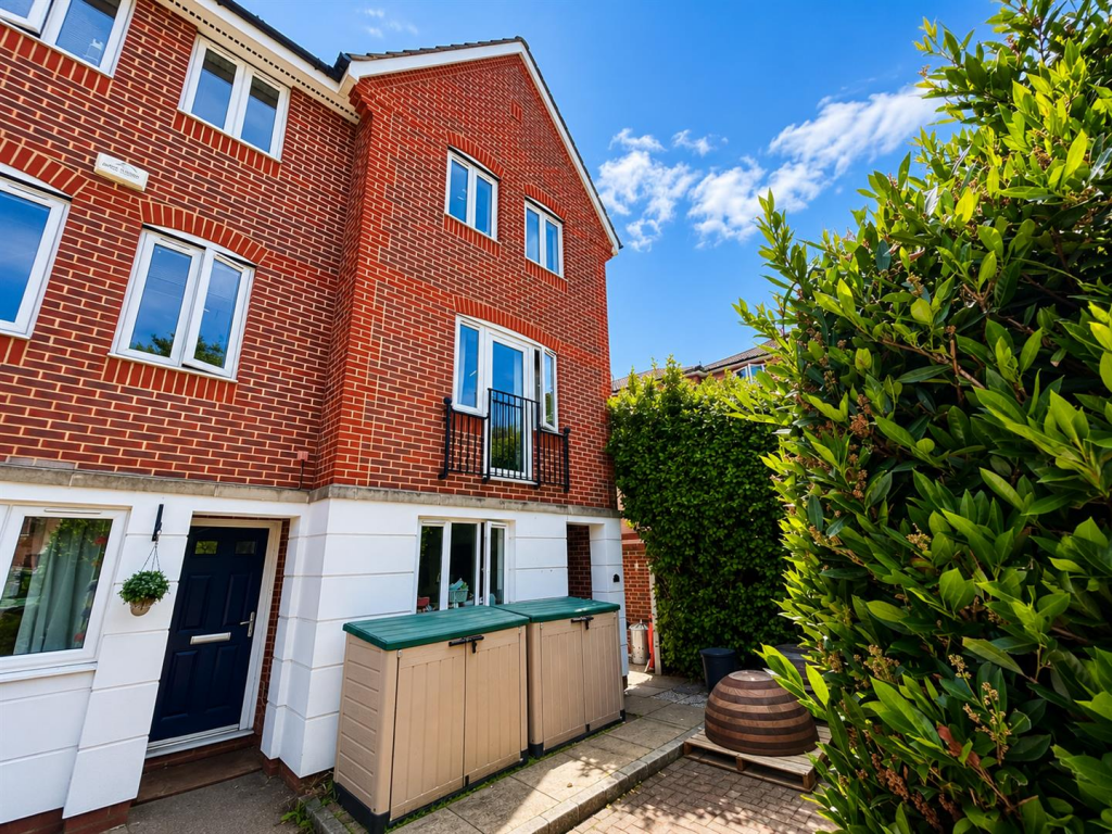 4 bed Town House for rent in Cheshunt. From Kings Group - Cheshunt