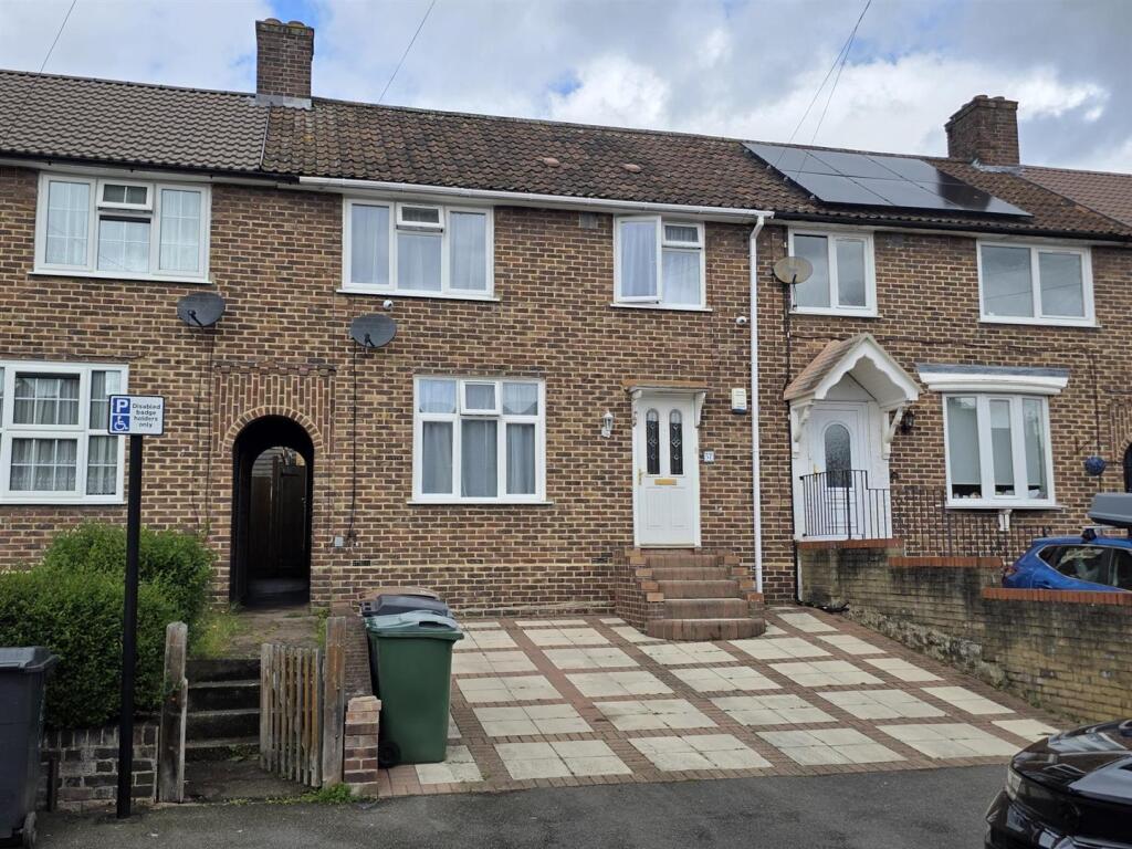 3 bed Mid Terraced House for rent in Chingford. From Kings Group - South Chingford
