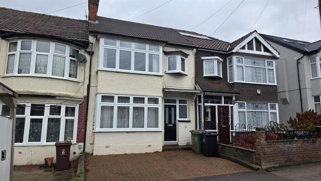 3 bed Mid Terraced House for rent in Chingford. From Kings Group - South Chingford