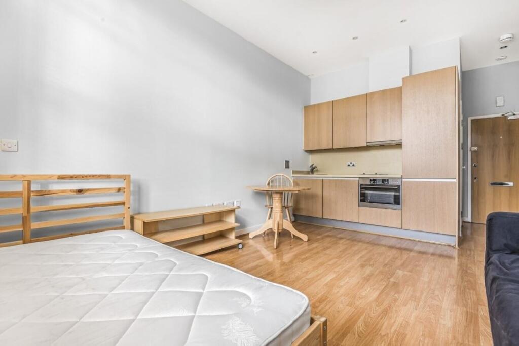4 bed 1st Floor Flat for rent in Acton. From Kinleigh Folkard & Hayward - Sales - Acton