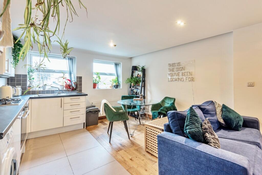 2 bed 1st Floor Flat for rent in London. From Kinleigh Folkard & Hayward - Lettings - Battersea