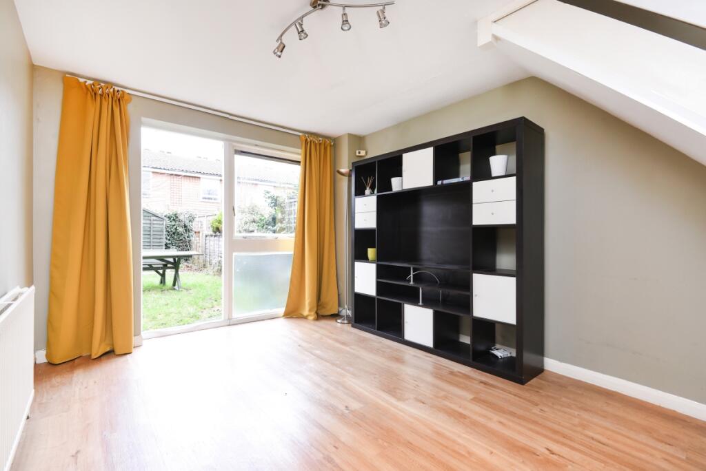 2 bed Detached for rent in London. From Kinleigh Folkard & Hayward - Lettings - Battersea