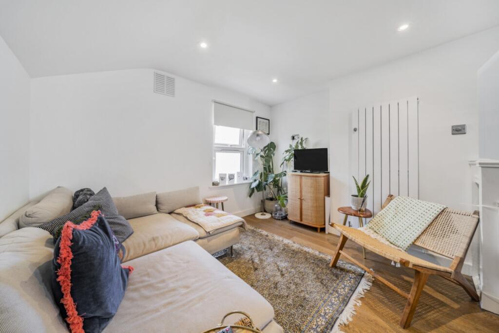 1 bed 1st Floor Flat for rent in Battersea. From Kinleigh Folkard & Hayward - Lettings - Battersea
