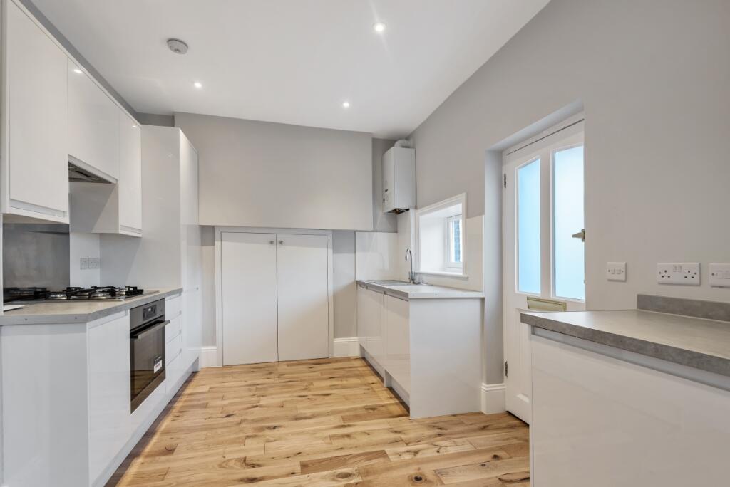 2 bed 1st Floor Flat for rent in Battersea. From Kinleigh Folkard & Hayward - Lettings - Battersea