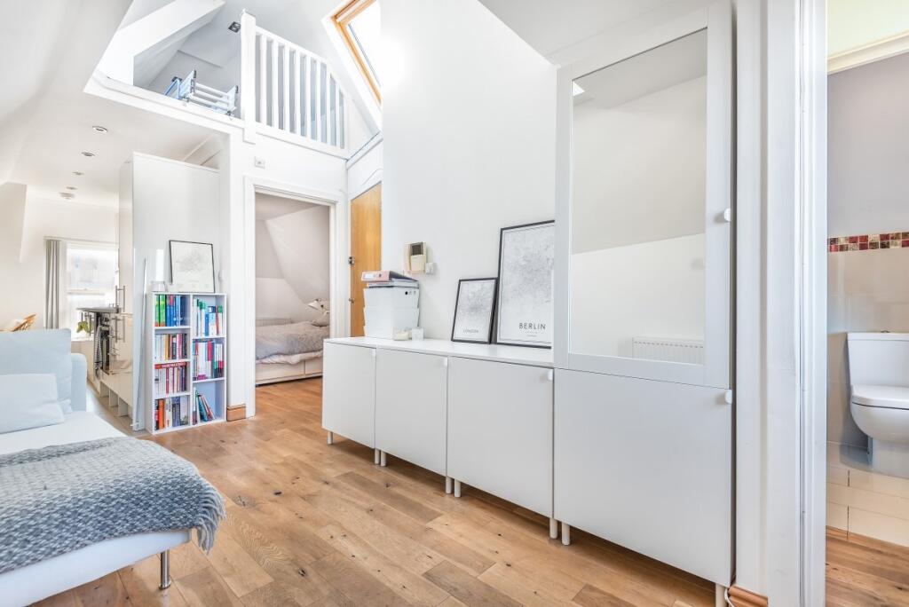 1 bed 1st Floor Flat for rent in Battersea. From Kinleigh Folkard & Hayward - Lettings - Battersea