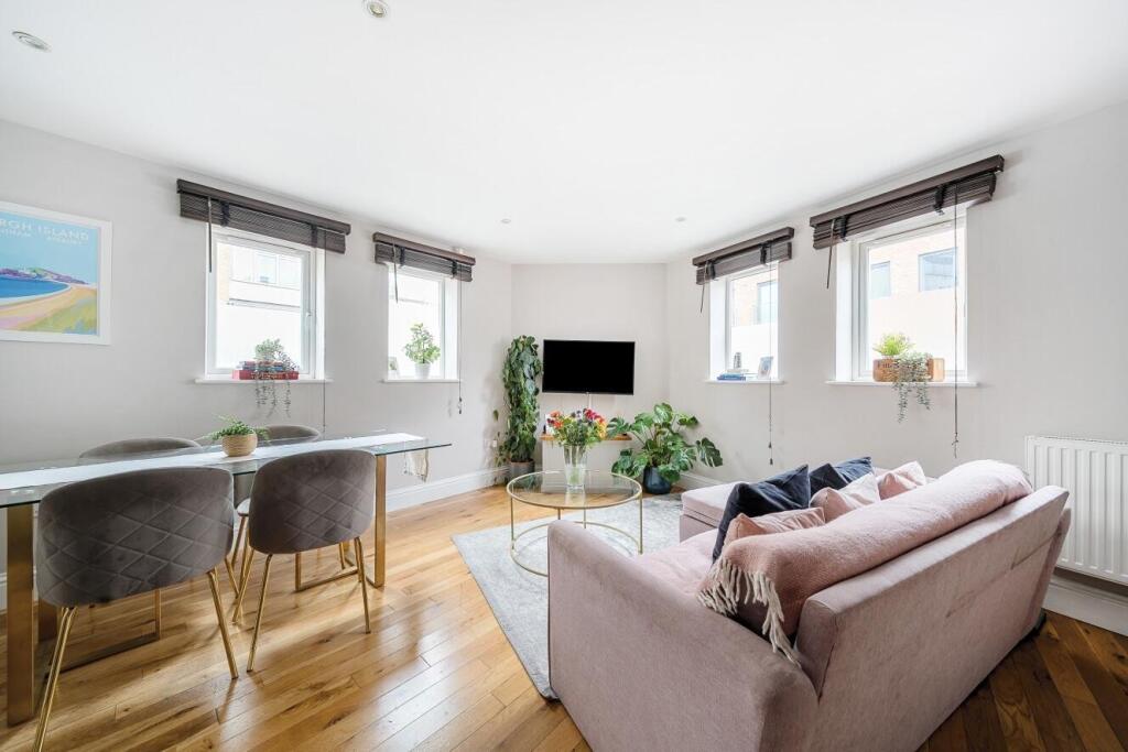 2 bed 1st Floor Flat for rent in Battersea. From Kinleigh Folkard & Hayward - Lettings - Battersea