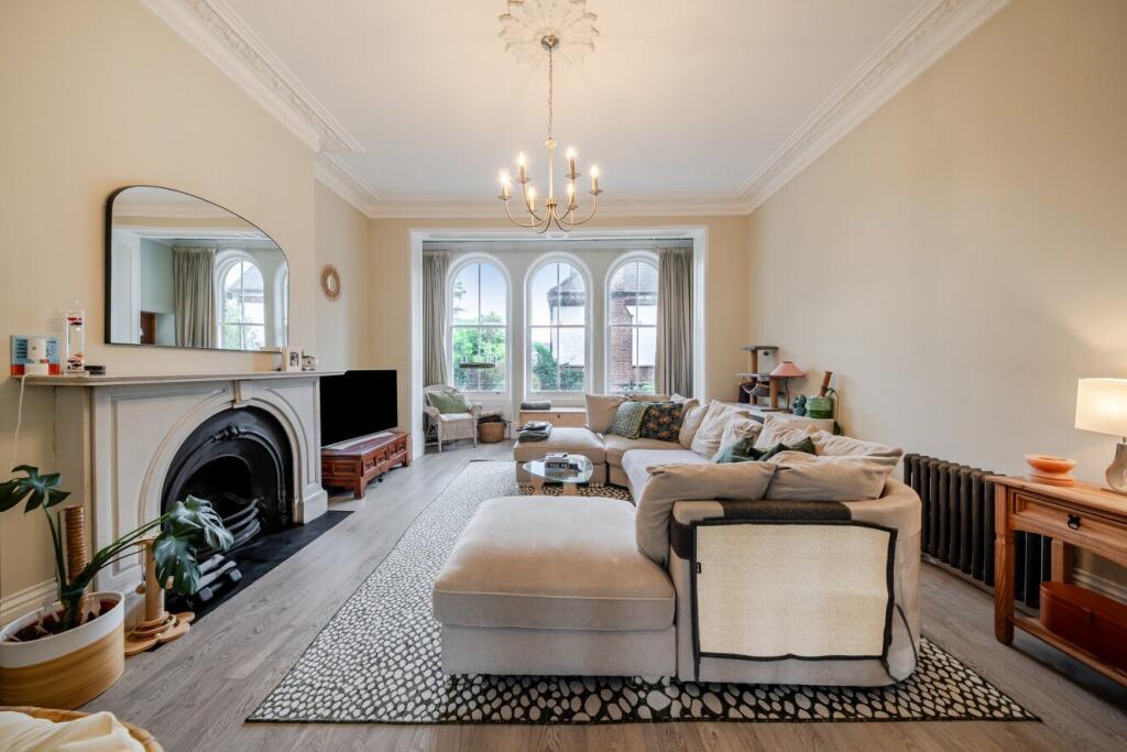 2 bed 1st Floor Flat for rent in Wandsworth. From Kinleigh Folkard & Hayward - Lettings - Battersea