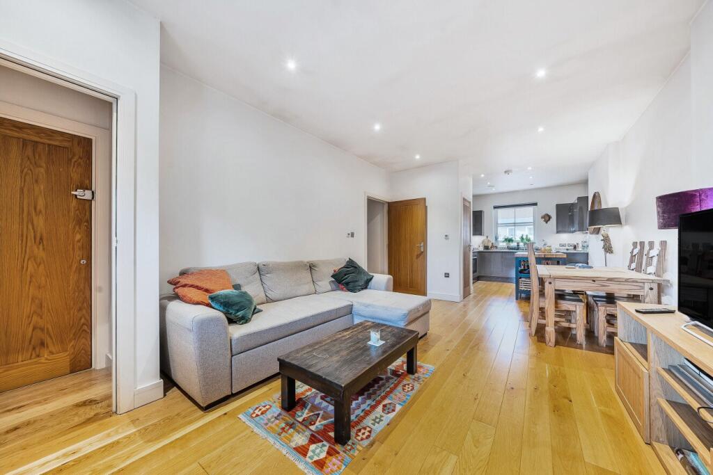 3 bed 1st Floor Flat for rent in London. From Kinleigh Folkard & Hayward - Sales - Brockley