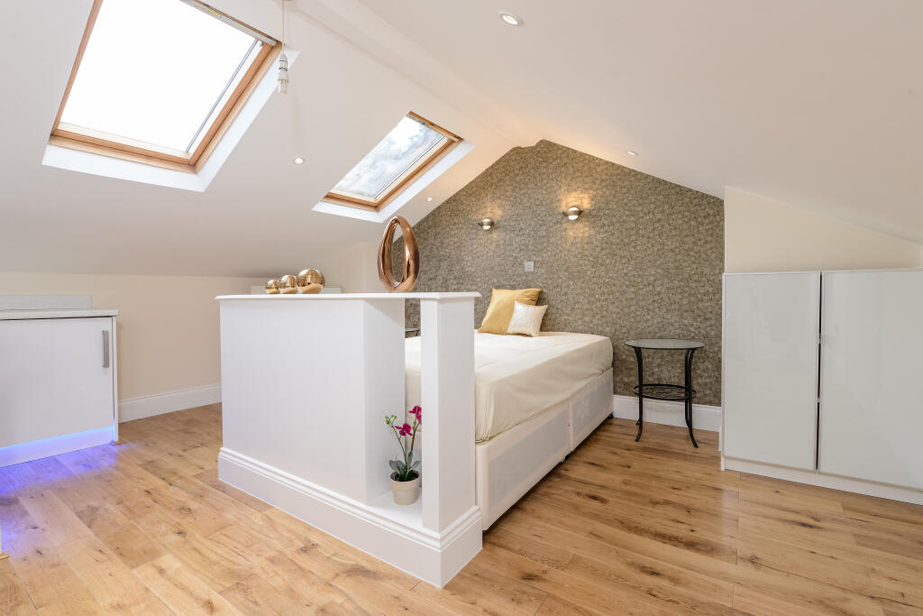 4 bed 1st Floor Flat for rent in Penge. From Kinleigh Folkard & Hayward - Sales - Brockley 4 bed 1st Floor Flat for rent in Penge. From Kinleigh Folkard & Hayward - Sales - Brockley