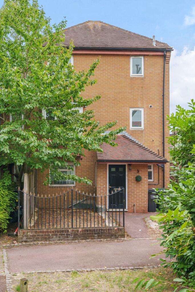 5 bed Detached for rent in London. From Kinleigh Folkard & Hayward - Lettings - Catford