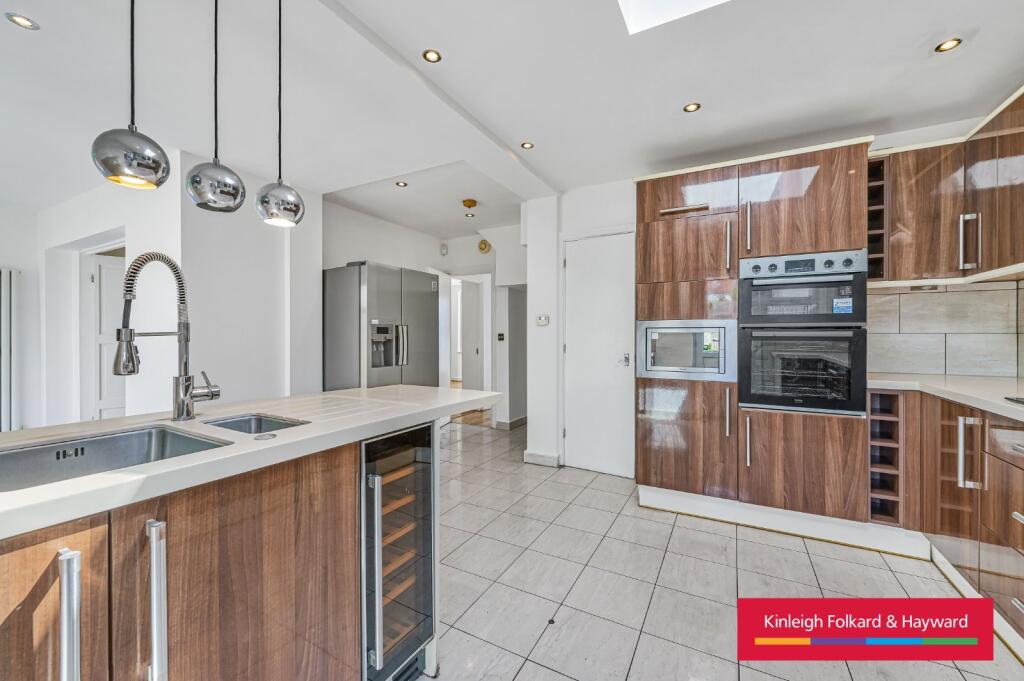 4 bed Detached for rent in Catford. From Kinleigh Folkard & Hayward - Lettings - Catford