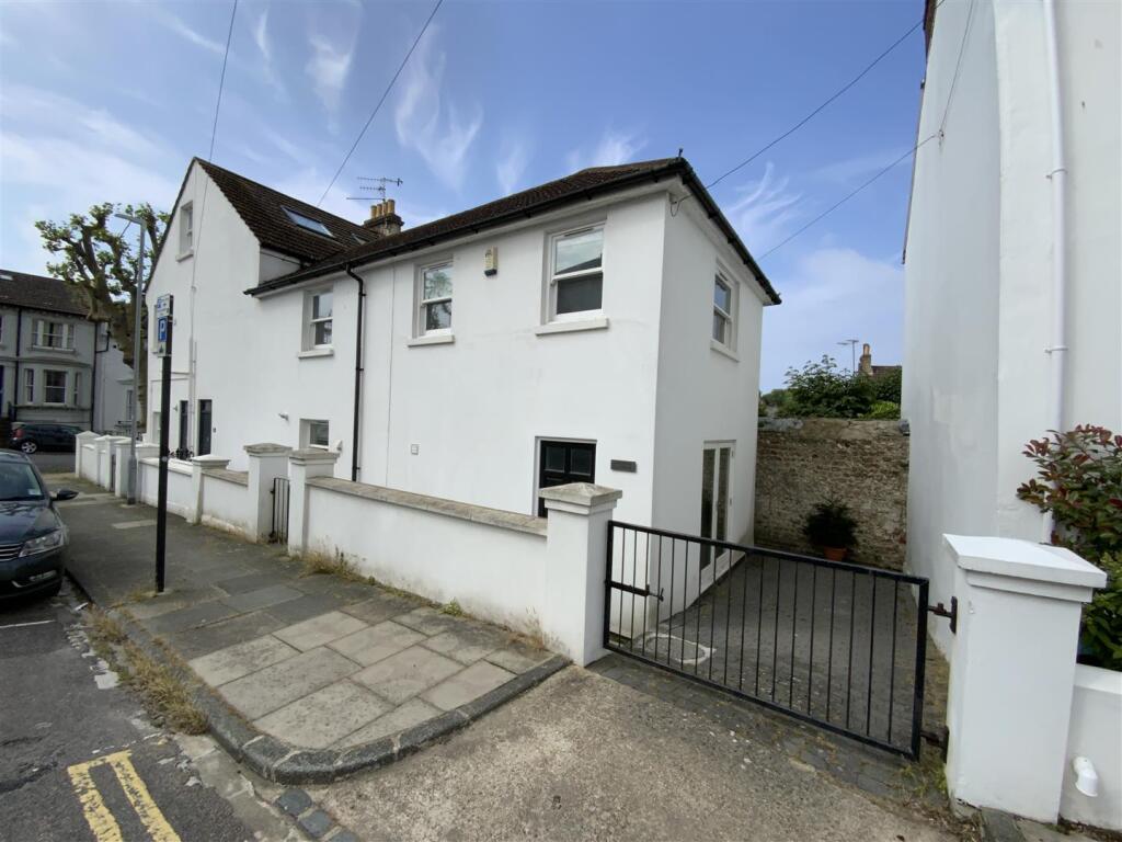 2 bed End of Terrace for rent in Brighton and Hove. From Brices - Hove