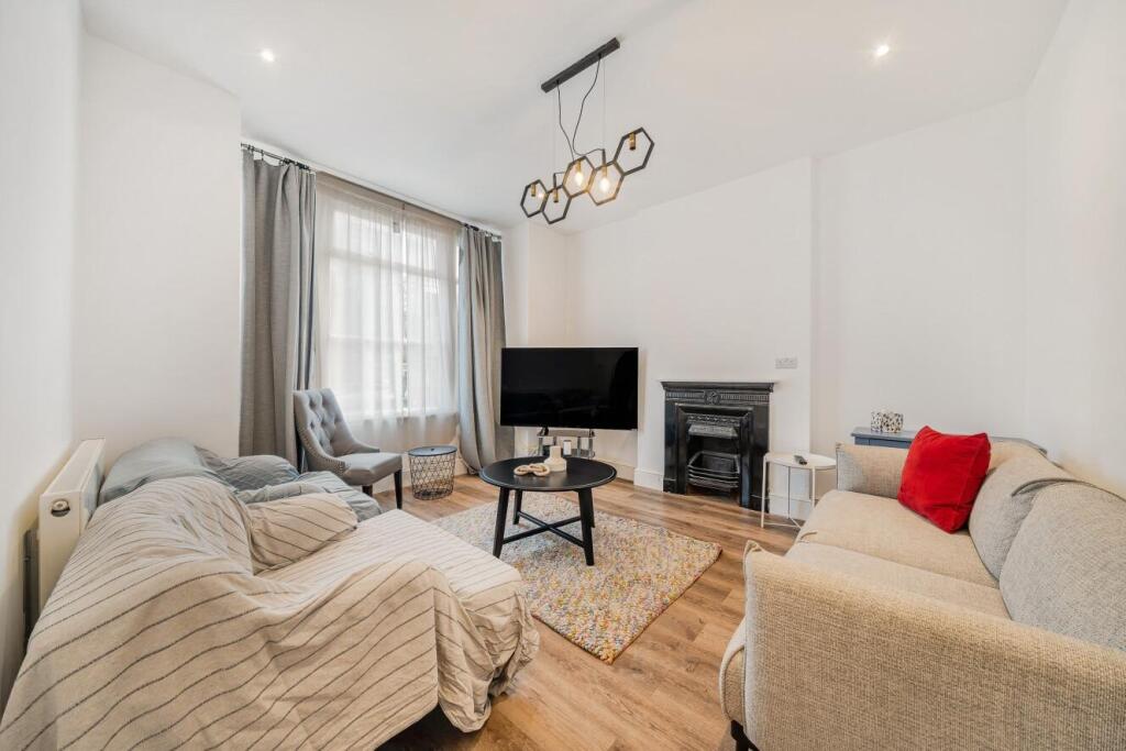 4 bed Semi Detached for rent in Penge. From Kinleigh Folkard & Hayward - Sales - Crystal Palace 4 bed Semi Detached for rent in Penge. From Kinleigh Folkard & Hayward - Sales - Crystal Palace