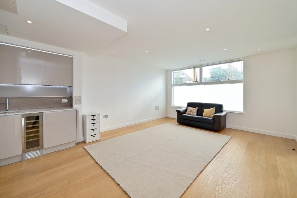 1 bed 1st Floor Flat for rent in Kensington. From Kinleigh Folkard & Hayward - Sales - Holland Park