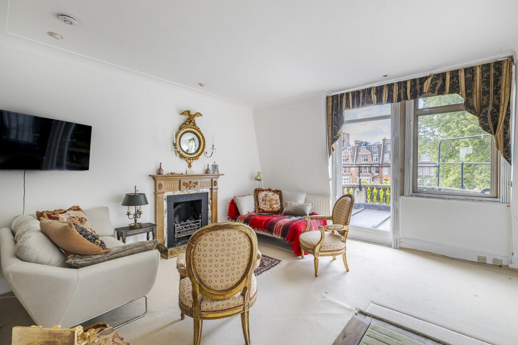 3 bed 1st Floor Flat for rent in Kensington. From Kinleigh Folkard & Hayward - Sales - Holland Park