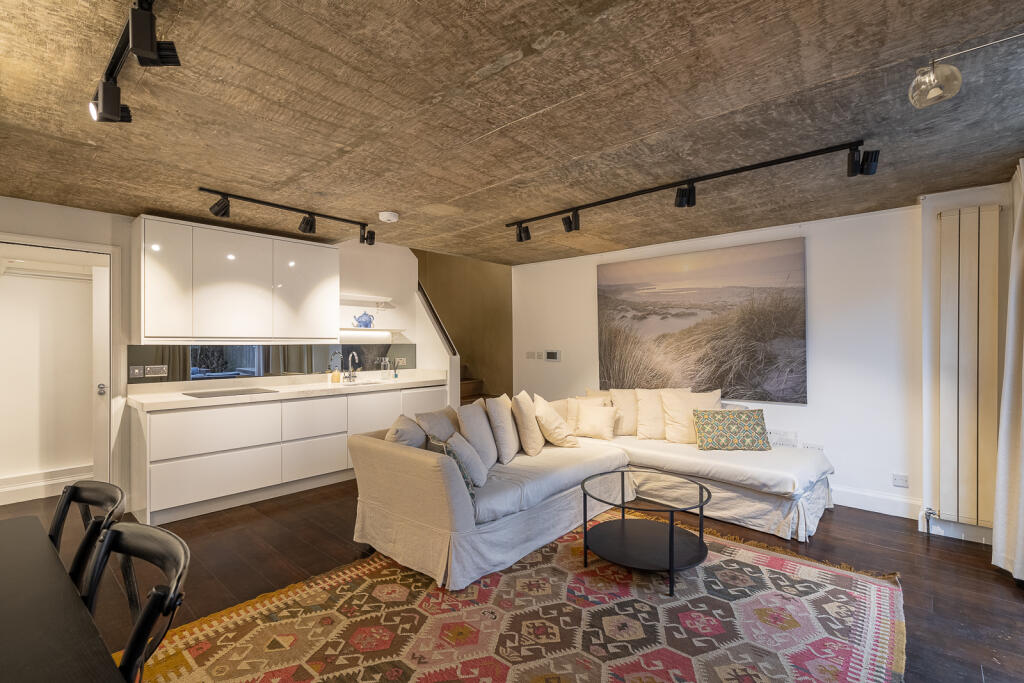 2 bed 1st Floor Flat for rent in London. From Kinleigh Folkard & Hayward - Sales - Holland Park