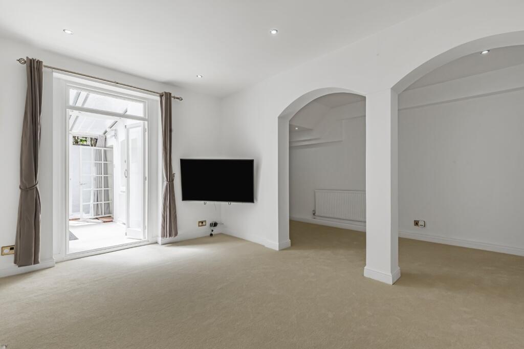 1 bed 1st Floor Flat for rent in London. From Kinleigh Folkard & Hayward - Sales - Holland Park 1 bed 1st Floor Flat for rent in London. From Kinleigh Folkard & Hayward - Sales - Holland Park