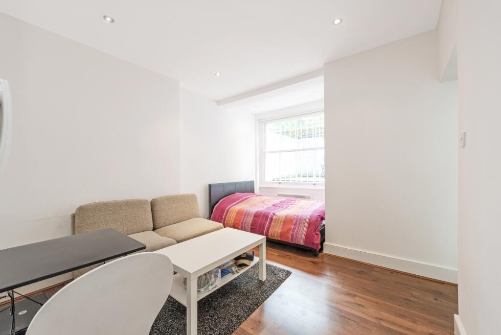 4 bed 1st Floor Flat for rent in Kensington. From Kinleigh Folkard & Hayward - Sales - Holland Park