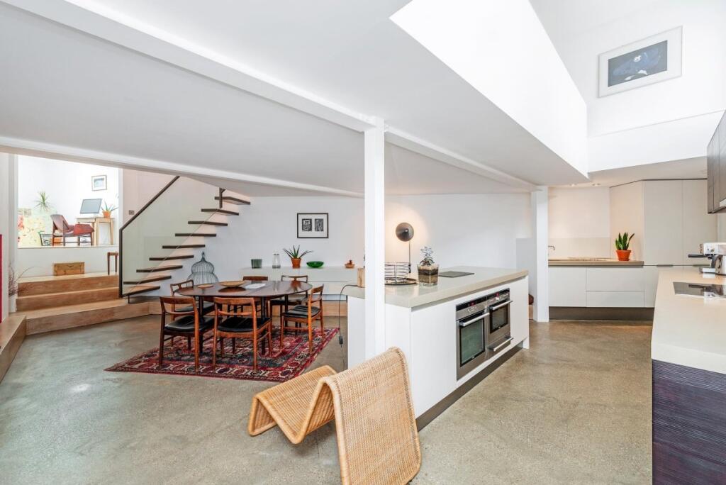 2 bed Annexe for rent in London. From Kinleigh Folkard & Hayward - Sales - Holland Park