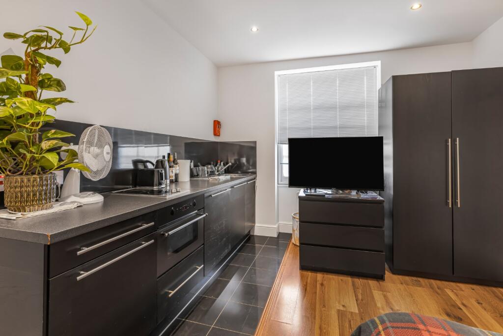 1 bed Mid Terraced House for rent in London. From Kinleigh Folkard & Hayward - Sales - Holland Park