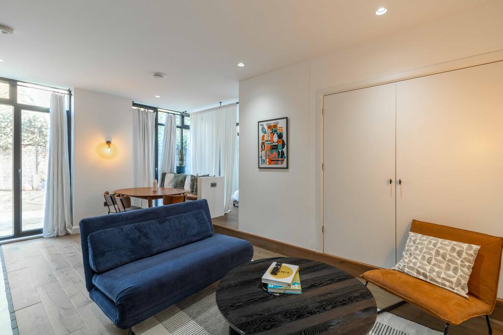 1 bed 1st Floor Flat for rent in London. From Kinleigh Folkard & Hayward - Sales - Holland Park