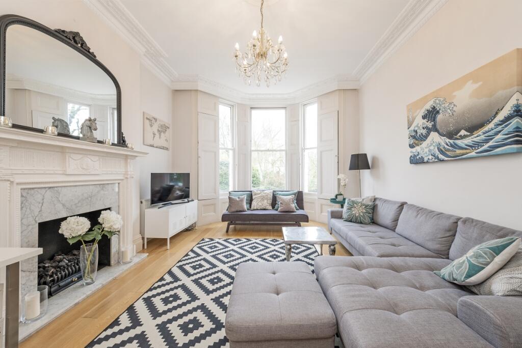 3 bed 1st Floor Flat for rent in London. From Kinleigh Folkard & Hayward - Sales - Holland Park