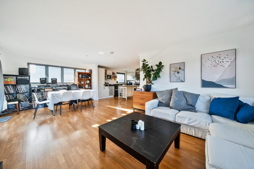 3 bed 1st Floor Flat for rent in London. From Kinleigh Folkard & Hayward - Sales - London Bridge