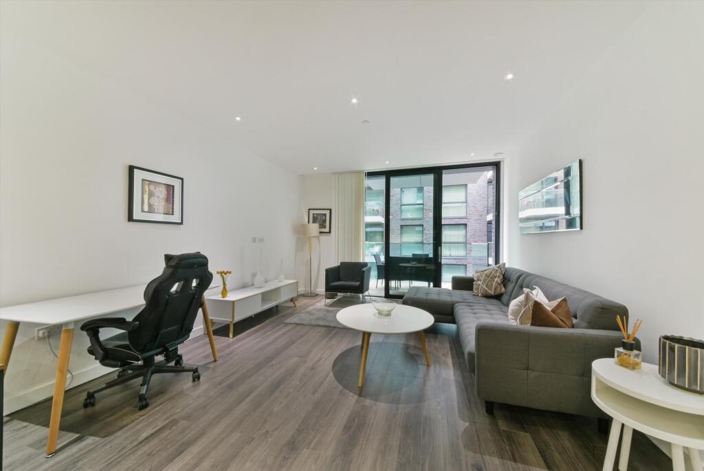 2 bed 1st Floor Flat for rent in Stepney. From Knight Frank - Lettings - Aldgate
