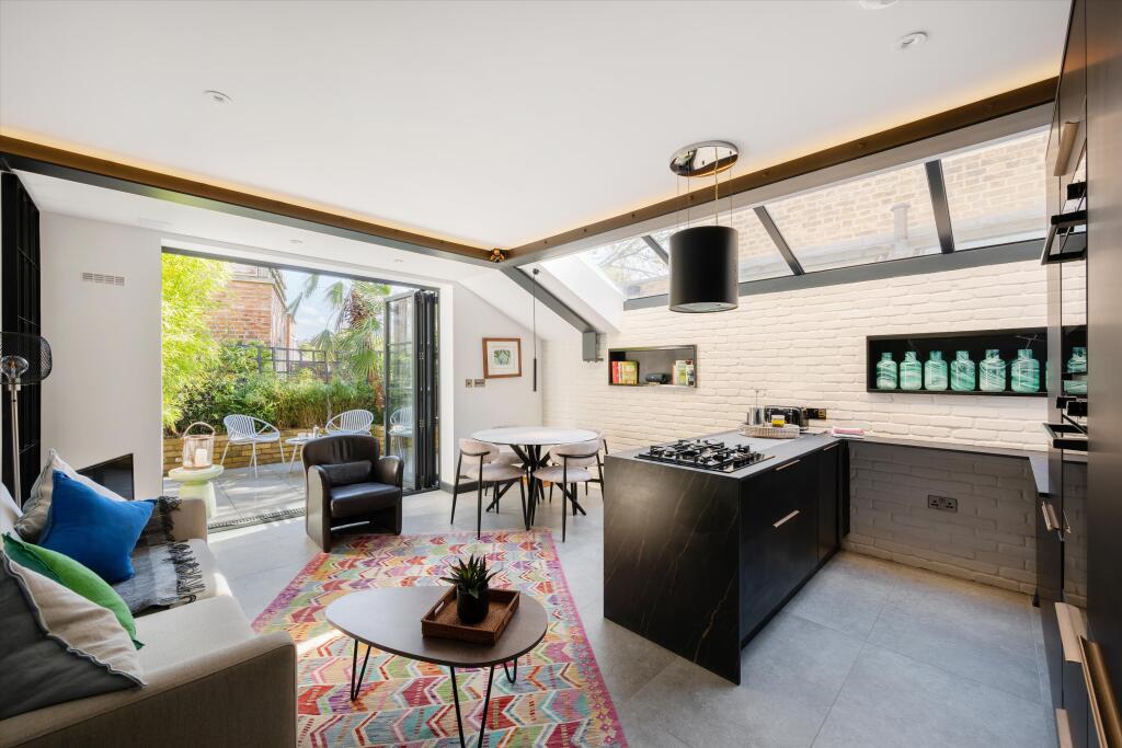 2 bed 1st Floor Flat for rent in Willesden. From Knight Frank - Hyde Park