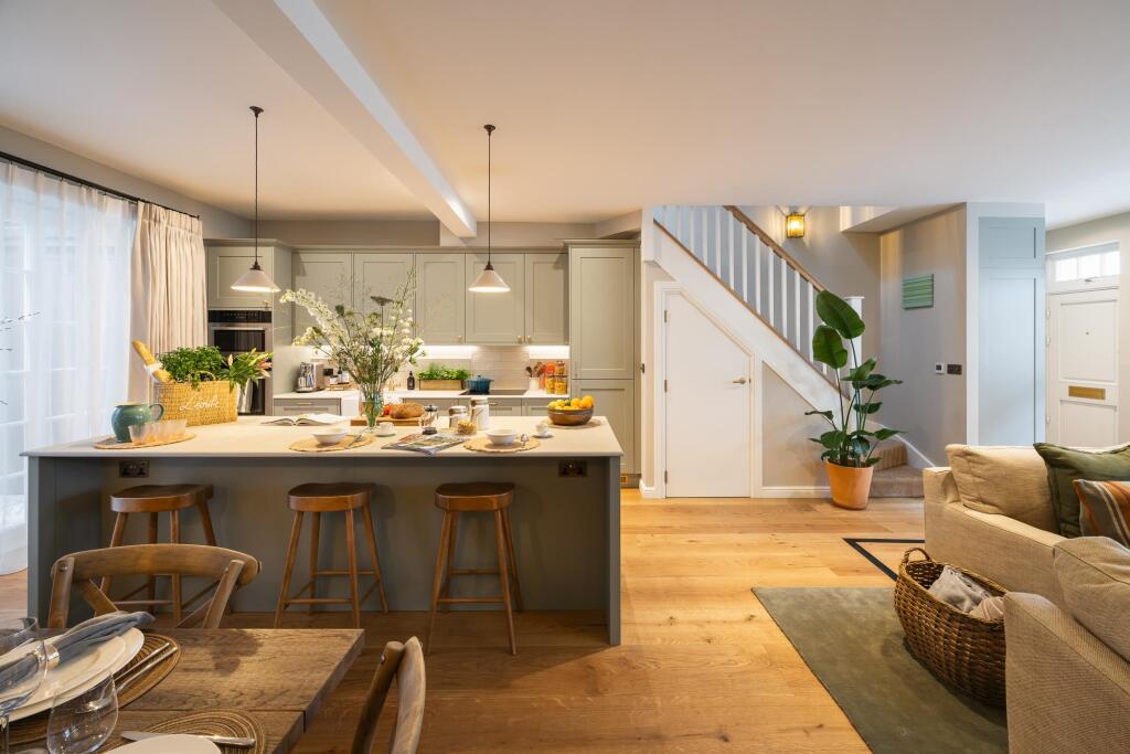 3 bed Mid Terraced House for rent in London. From Knight Frank - Hyde Park 3 bed Mid Terraced House for rent in London. From Knight Frank - Hyde Park