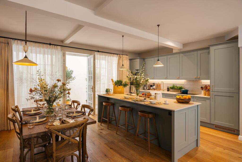 3 bed Mid Terraced House for rent in London. From Knight Frank - Hyde Park