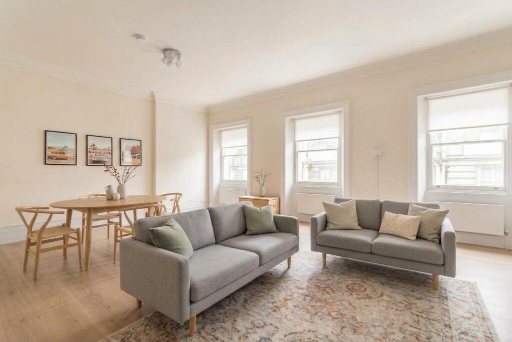 2 bed 1st Floor Flat for rent in London. From Knight Frank - Hyde Park