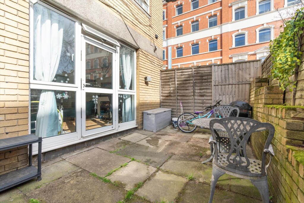 3 bed 1st Floor Flat for rent in London. From Knight Frank - Lettings - Kings Cross