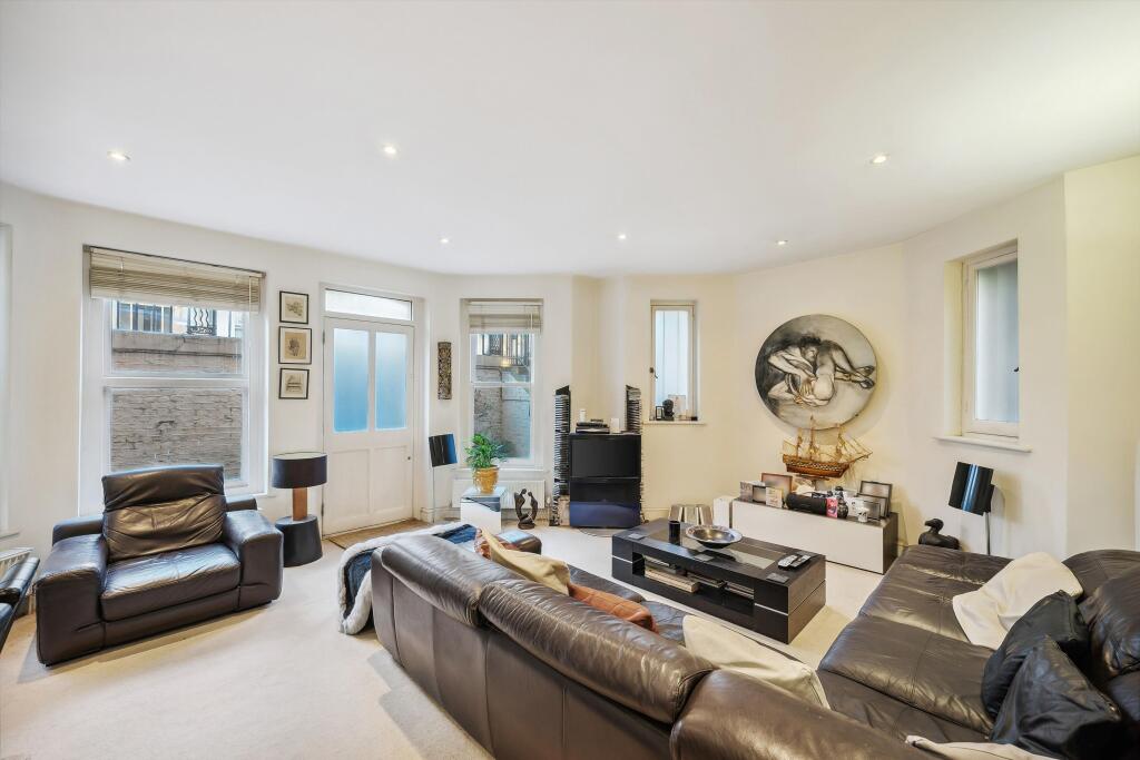 2 bed 1st Floor Flat for rent in London. From Knight Frank - South Kensington
