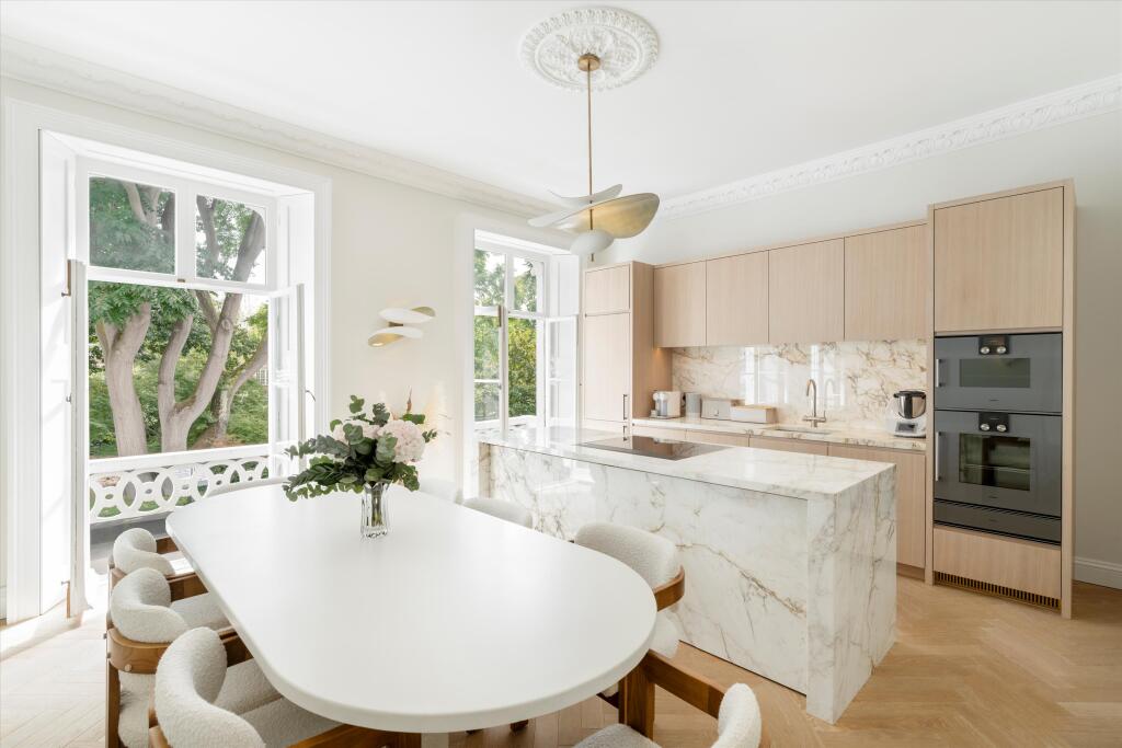 2 bed 1st Floor Flat for rent in London. From Knight Frank - South Kensington